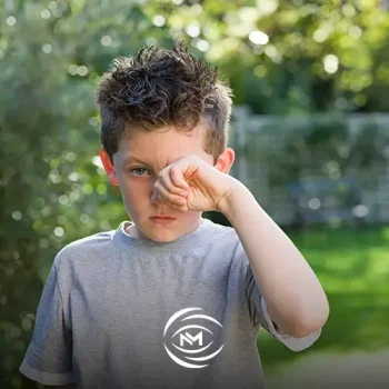 ما هو سبب حول العين المفاجئ عند الاطفال؟